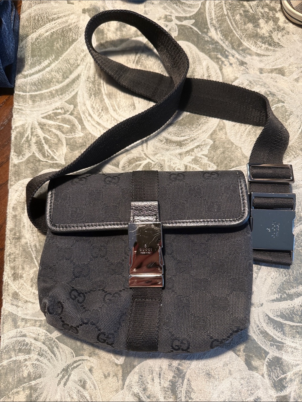 Gucci authentic waist bag  great condition